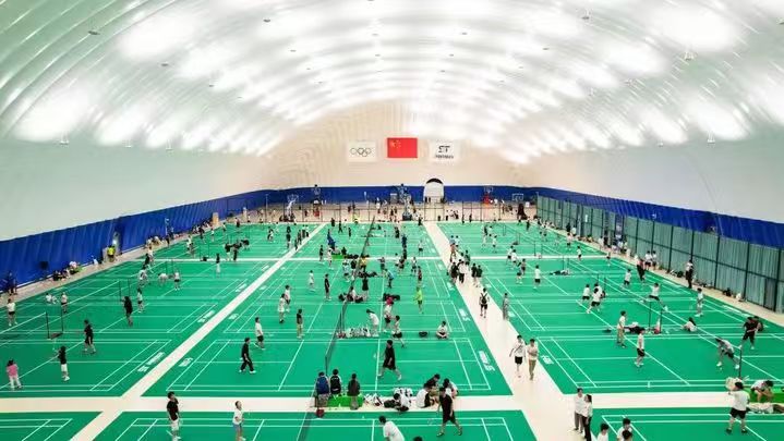 尚腾体育中心采用毕恳照明研发的轻体吊式照明系统